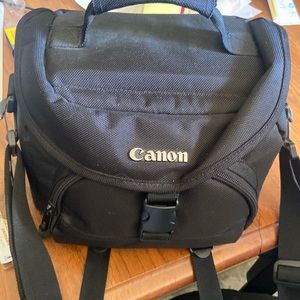 Canon camera EFS 17-55mm with zoom lense 3 batteries. Smart charger